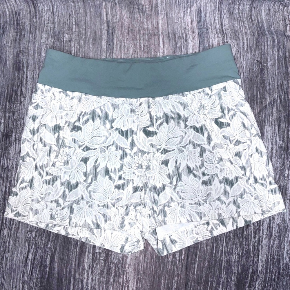 Athleta Trekkie North Short Ethereal‎ Magnolia Bloom White Floral (Sz 6)
